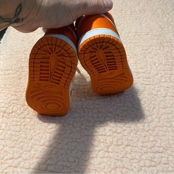 Air Jordan 1 mid top “ electro orange” size 10c youth - Picture 5 of 11